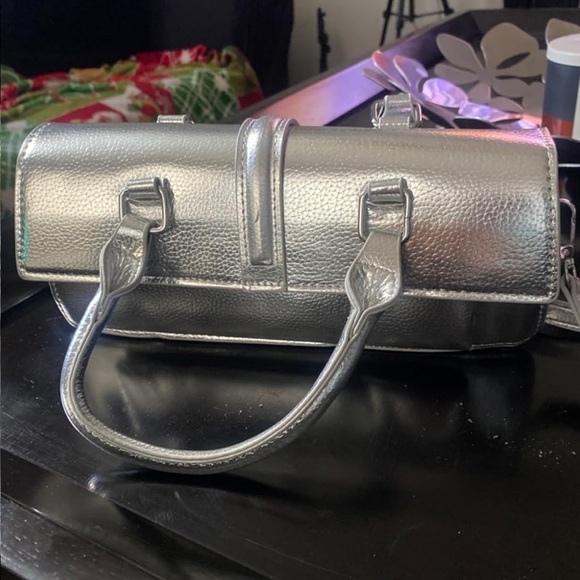 Baguette silver Y2K style crossbody loaf shaped bag super cute - Picture 5 of 6